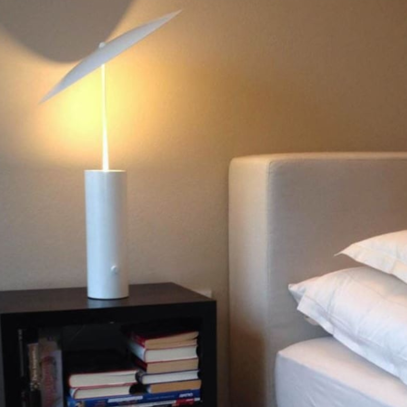 Minimalist dimmable table lamp